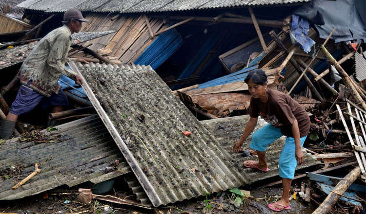 Trag Dia Tsunami Deixa Quase Mortos Na Indon Sia Minas Rep Rter